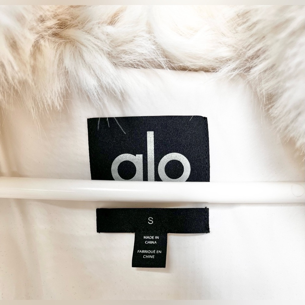 Alo Yoga Opulent Faux Fur Cropped Jacket Size Small Winter Coat LIMITED. - Picture 4 of 6